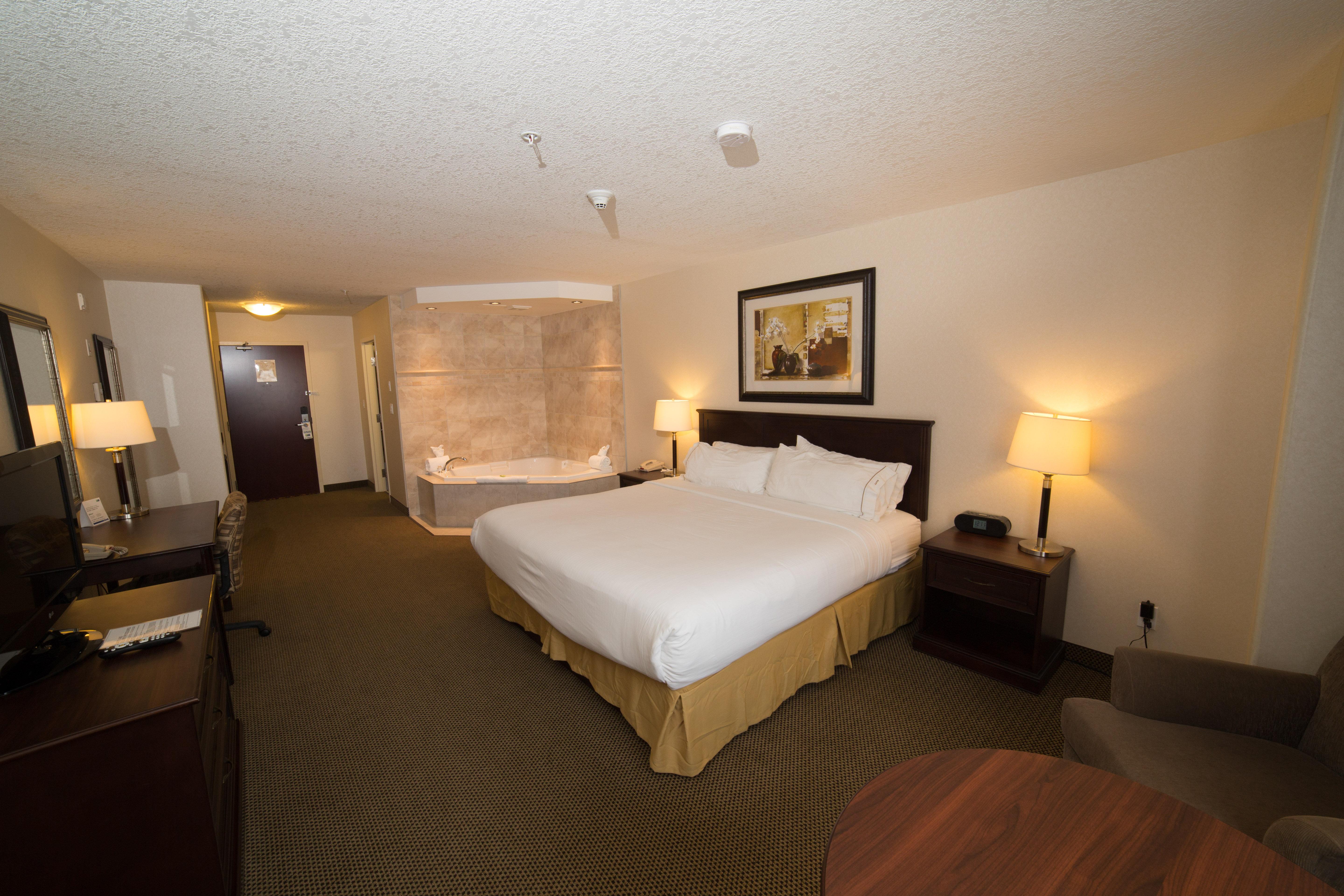 Holiday Inn Express & Suites Whitecourt By Ihg Bagian luar foto
