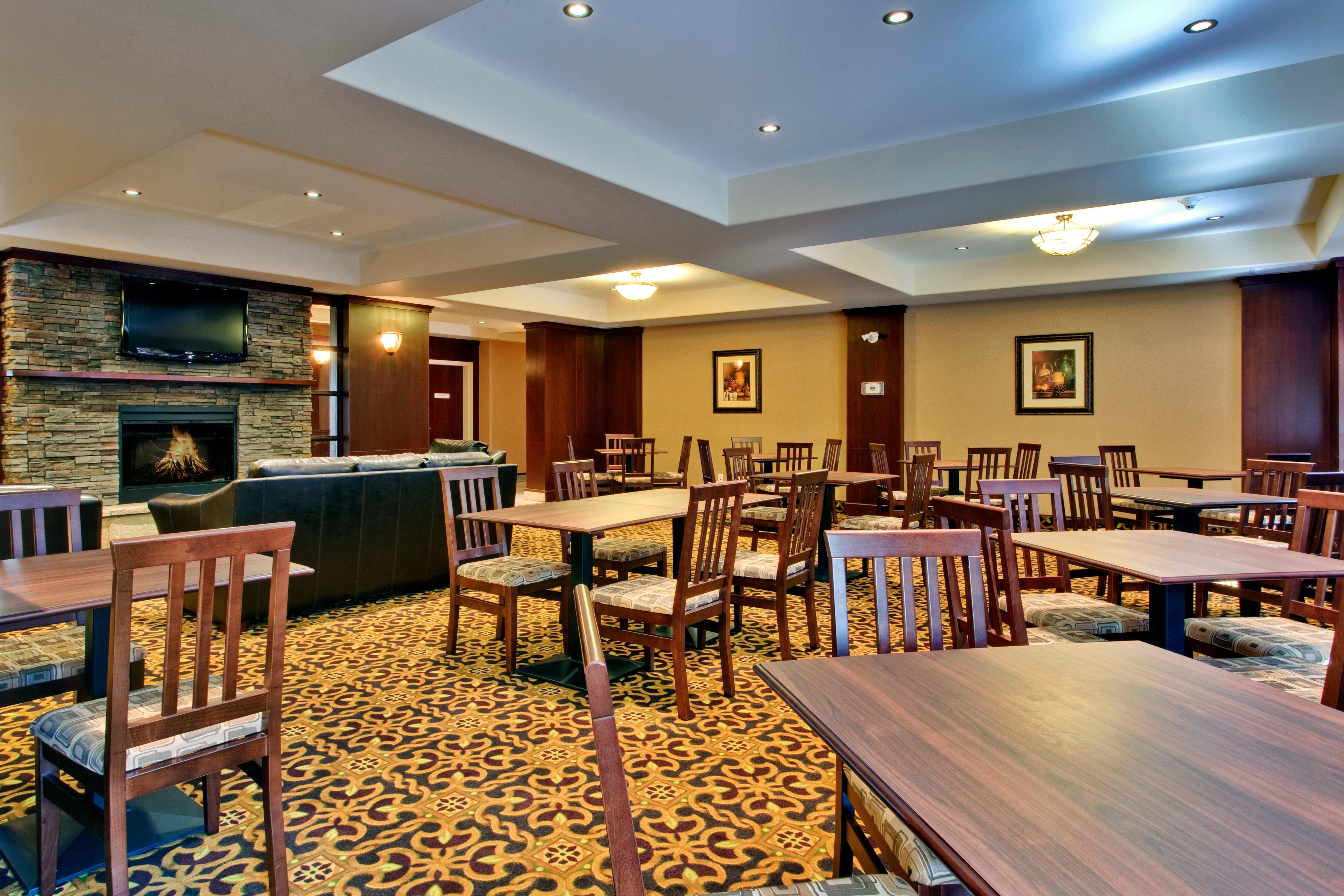 Holiday Inn Express & Suites Whitecourt By Ihg Bagian luar foto