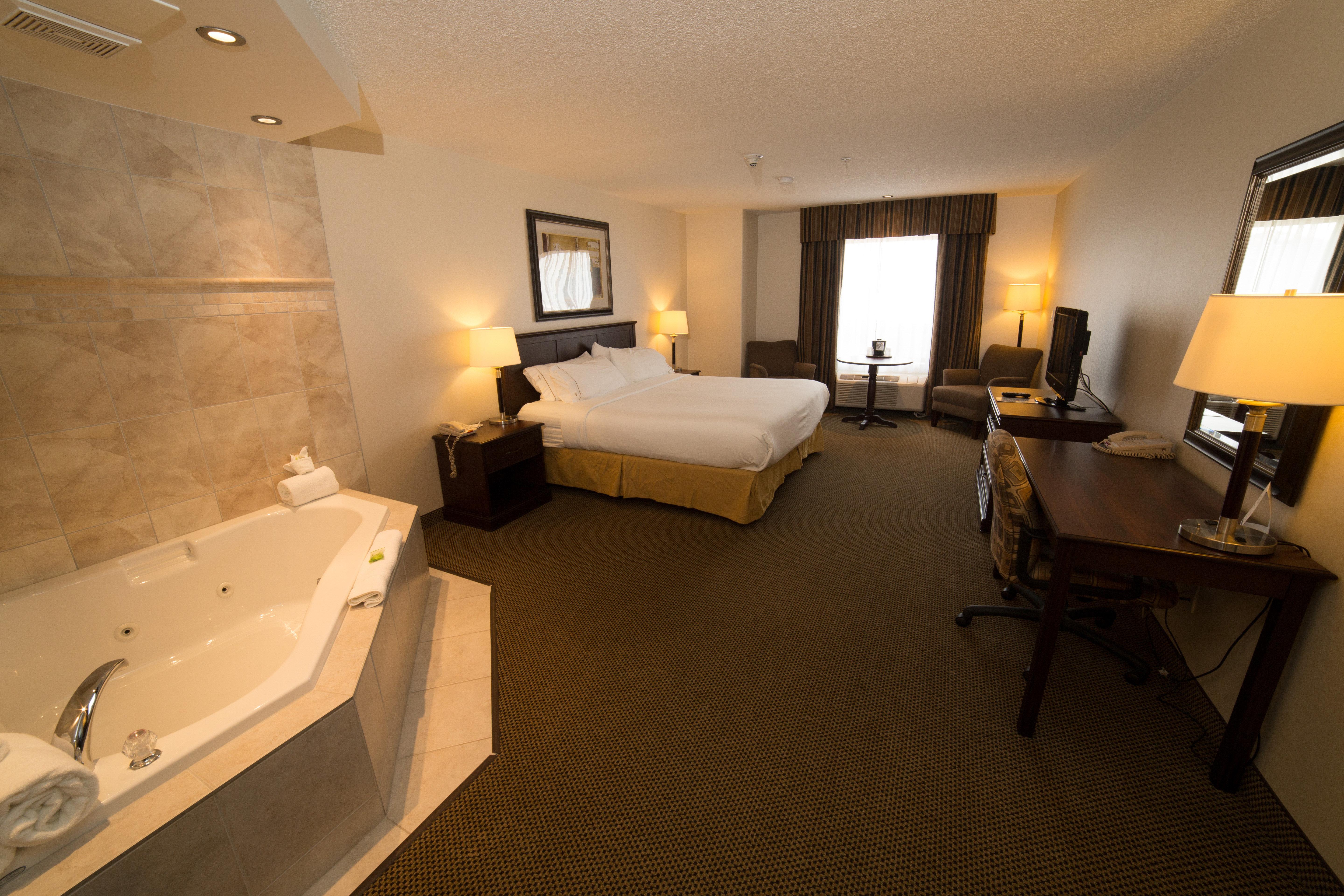 Holiday Inn Express & Suites Whitecourt By Ihg Bagian luar foto