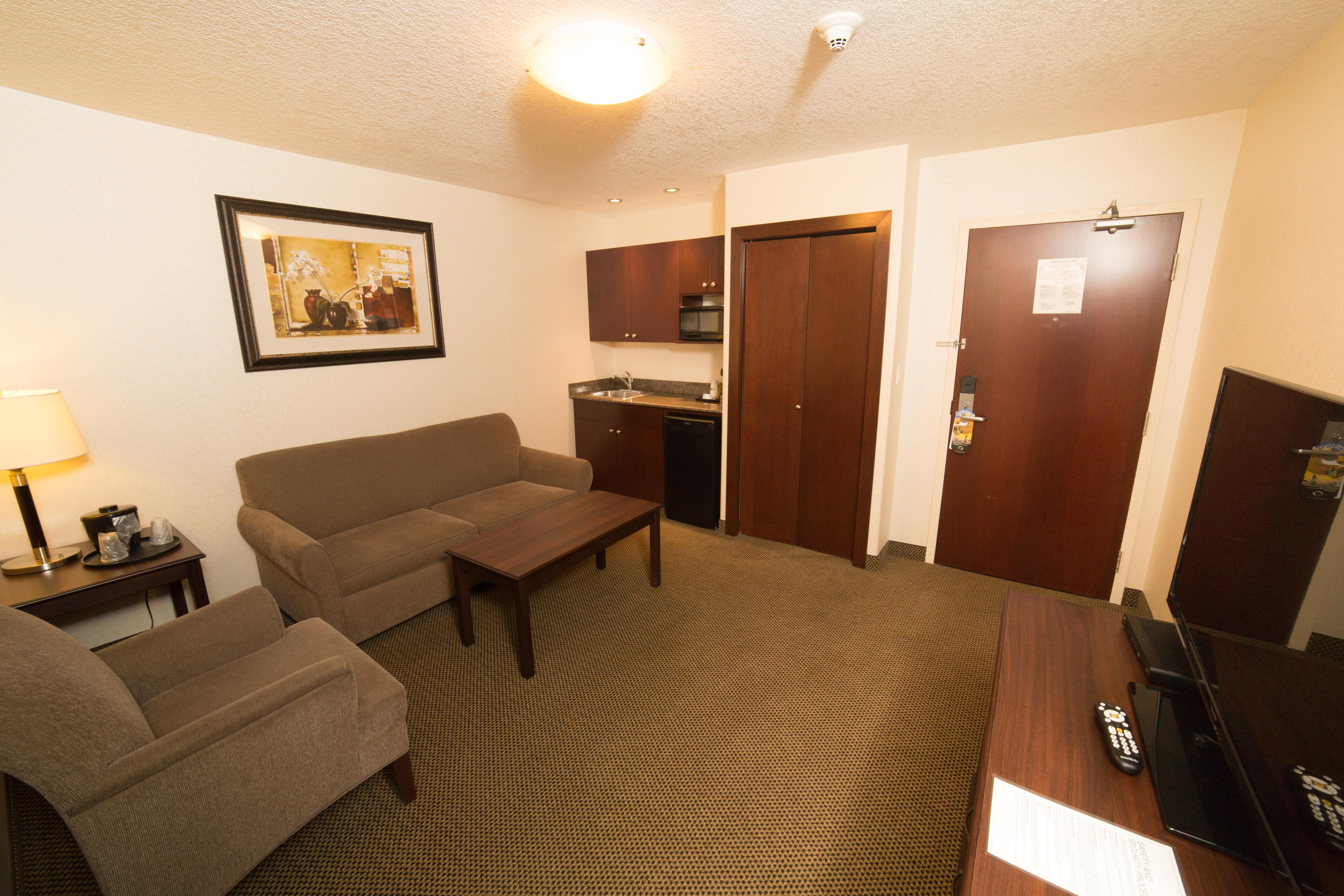 Holiday Inn Express & Suites Whitecourt By Ihg Bagian luar foto