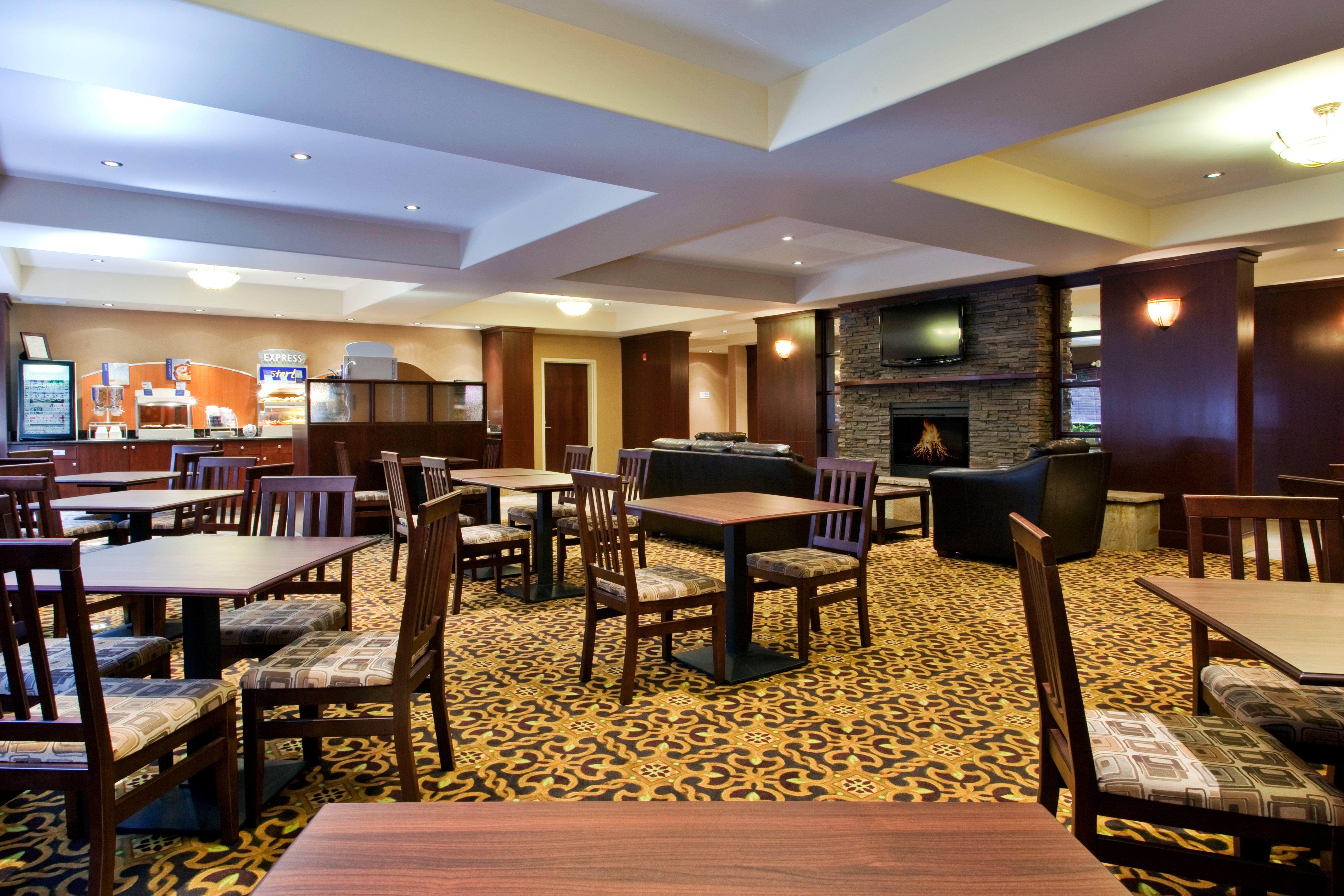 Holiday Inn Express & Suites Whitecourt By Ihg Bagian luar foto