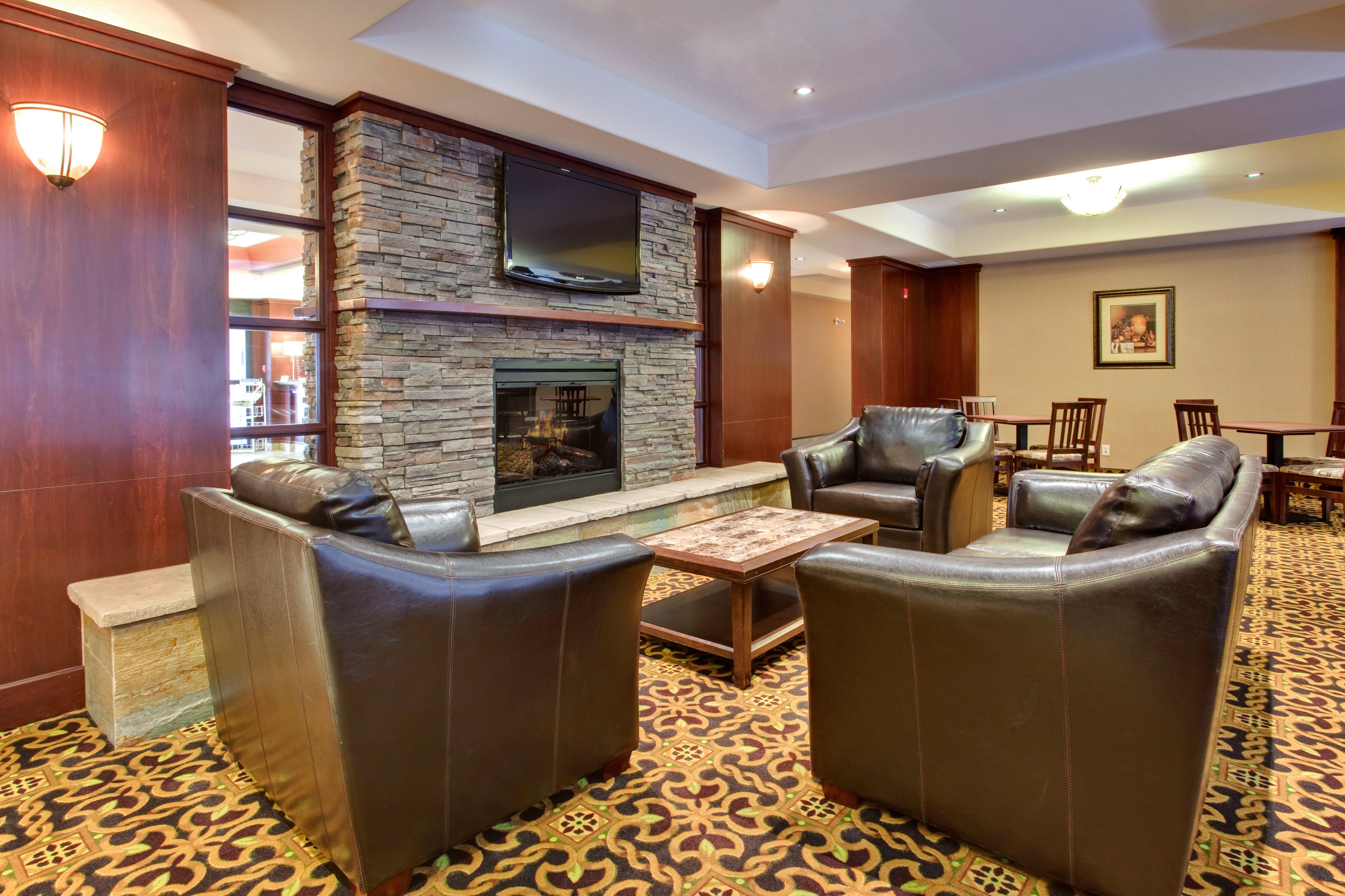 Holiday Inn Express & Suites Whitecourt By Ihg Bagian luar foto
