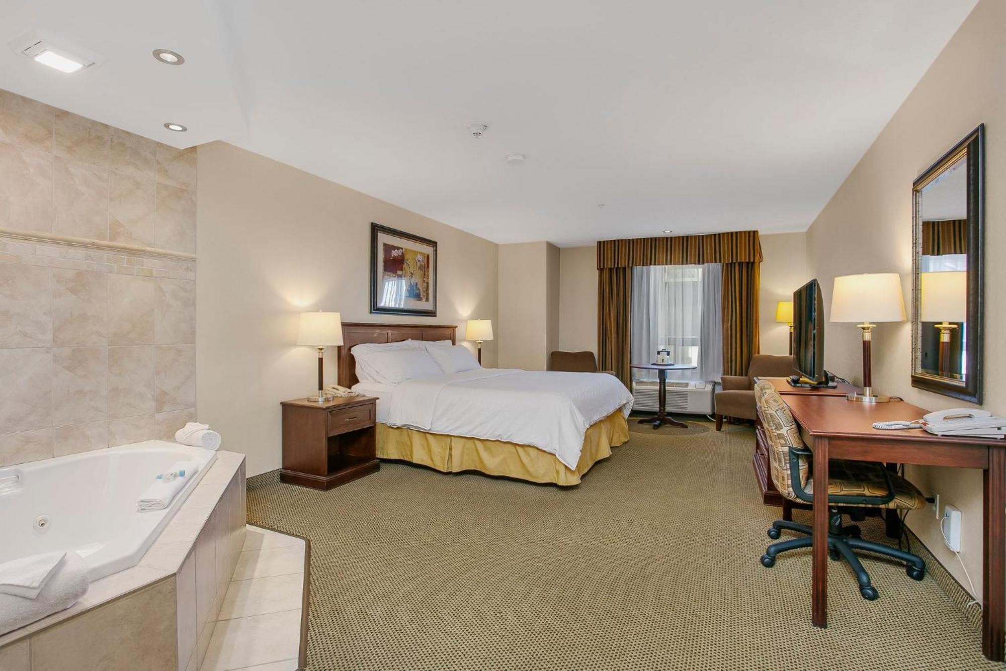 Holiday Inn Express & Suites Whitecourt By Ihg Bagian luar foto