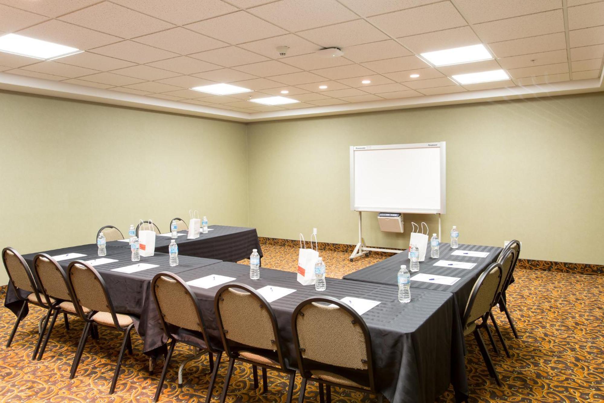 Holiday Inn Express & Suites Whitecourt By Ihg Bagian luar foto