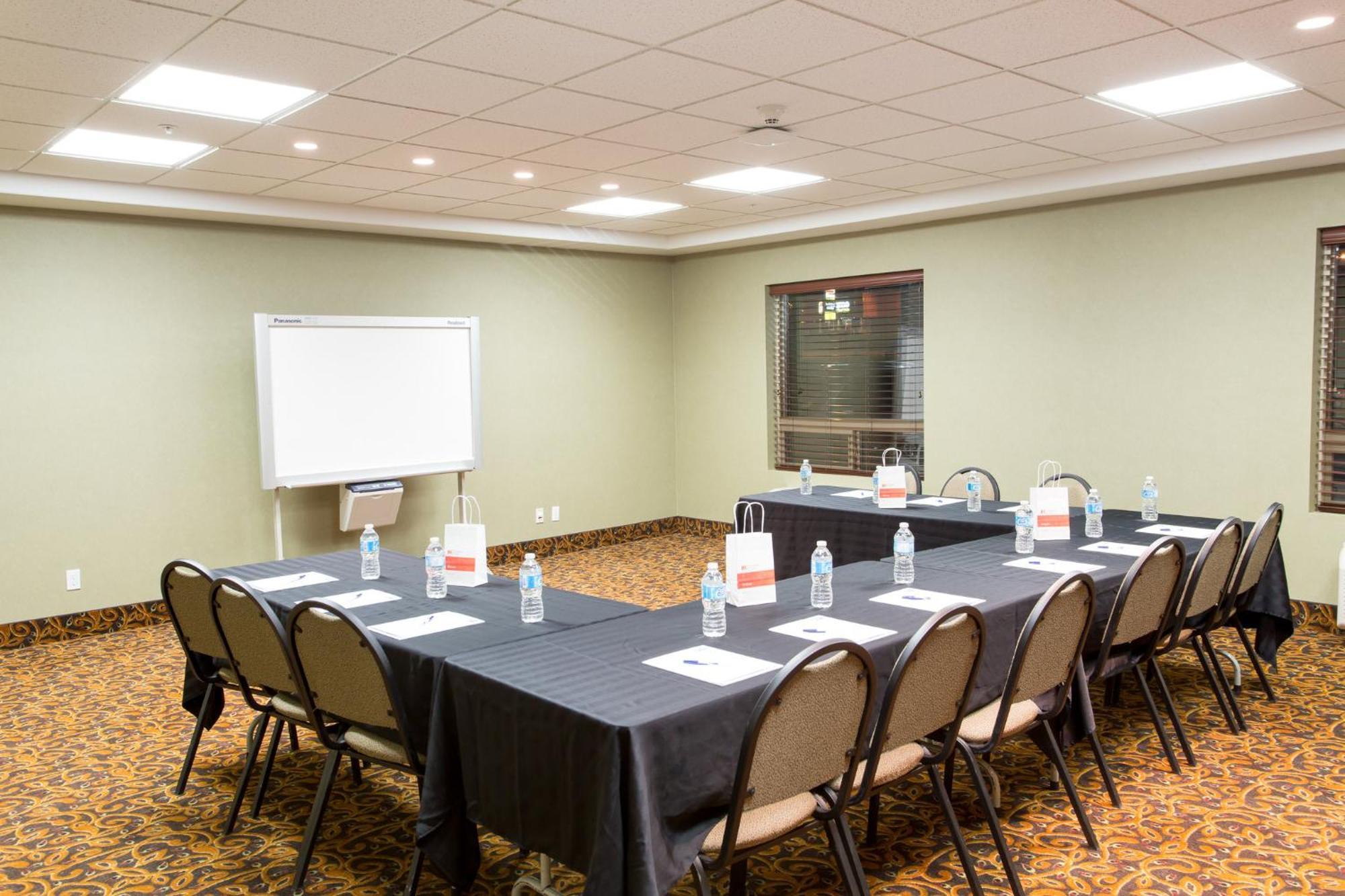 Holiday Inn Express & Suites Whitecourt By Ihg Bagian luar foto