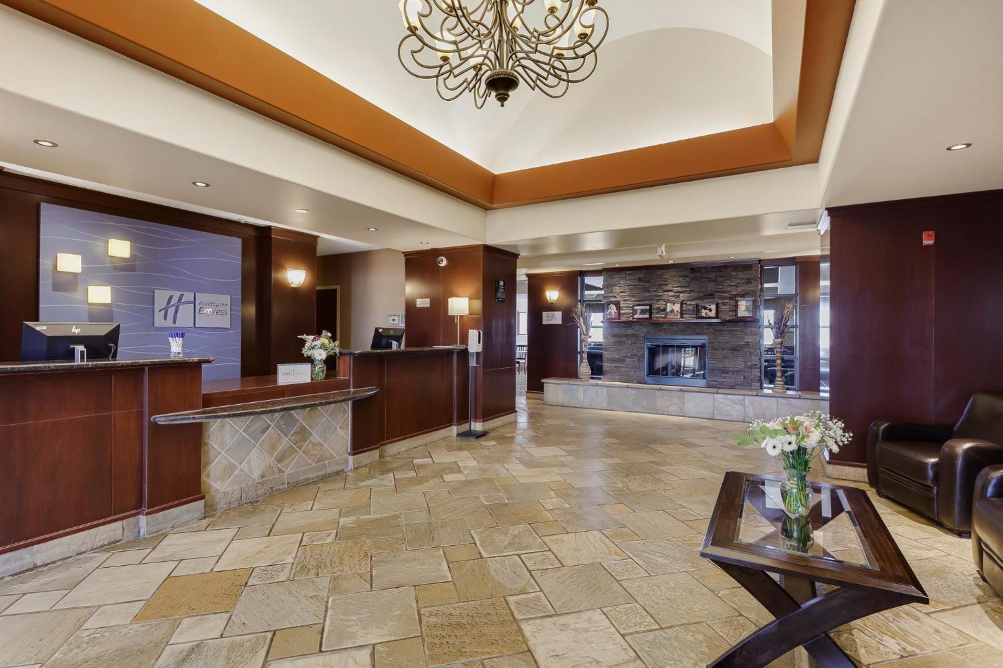 Holiday Inn Express & Suites Whitecourt By Ihg Bagian luar foto