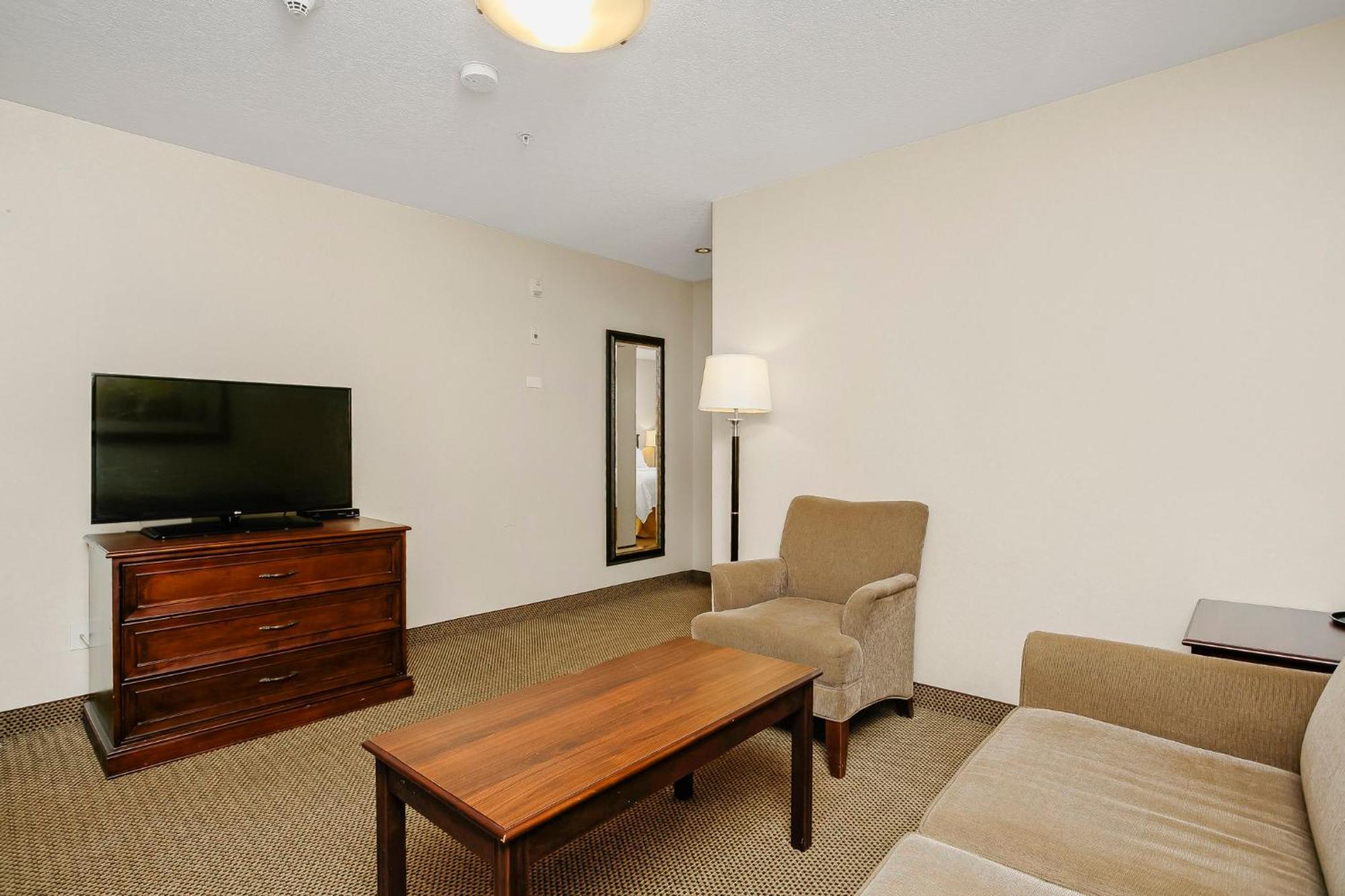 Holiday Inn Express & Suites Whitecourt By Ihg Bagian luar foto