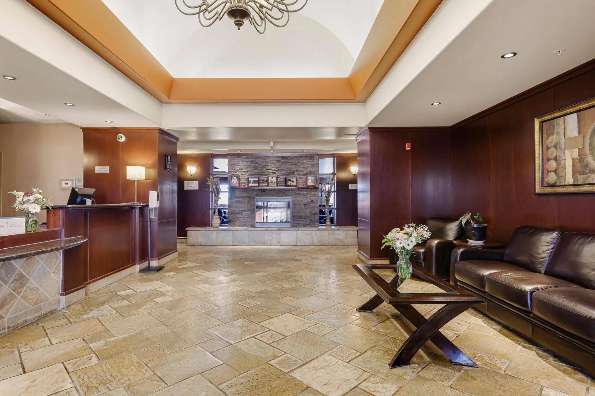 Holiday Inn Express & Suites Whitecourt By Ihg Bagian luar foto
