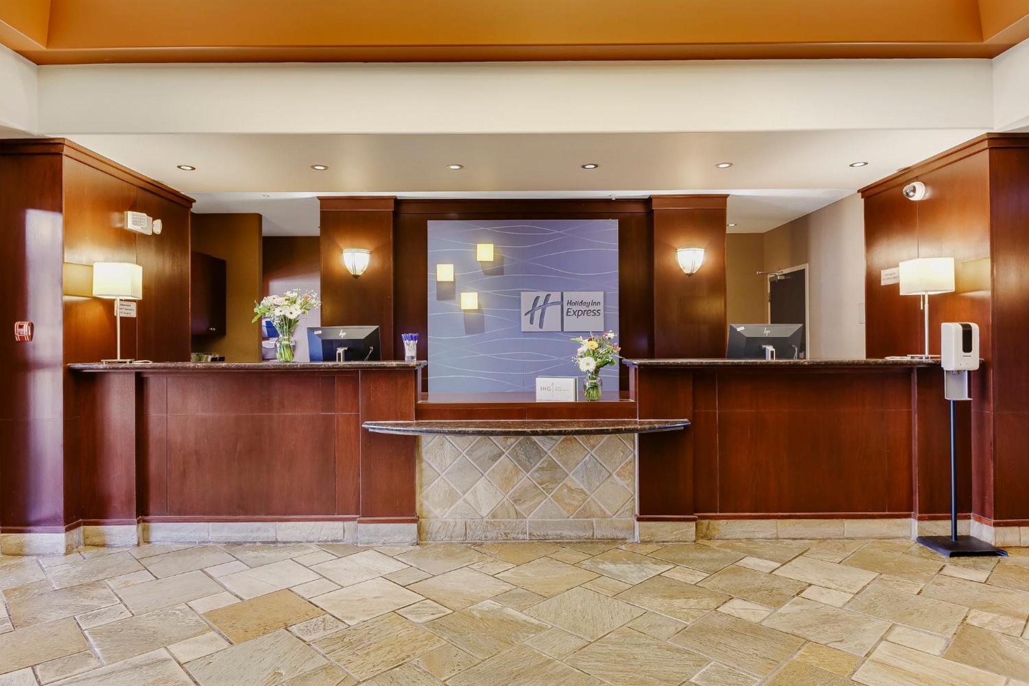 Holiday Inn Express & Suites Whitecourt By Ihg Bagian luar foto