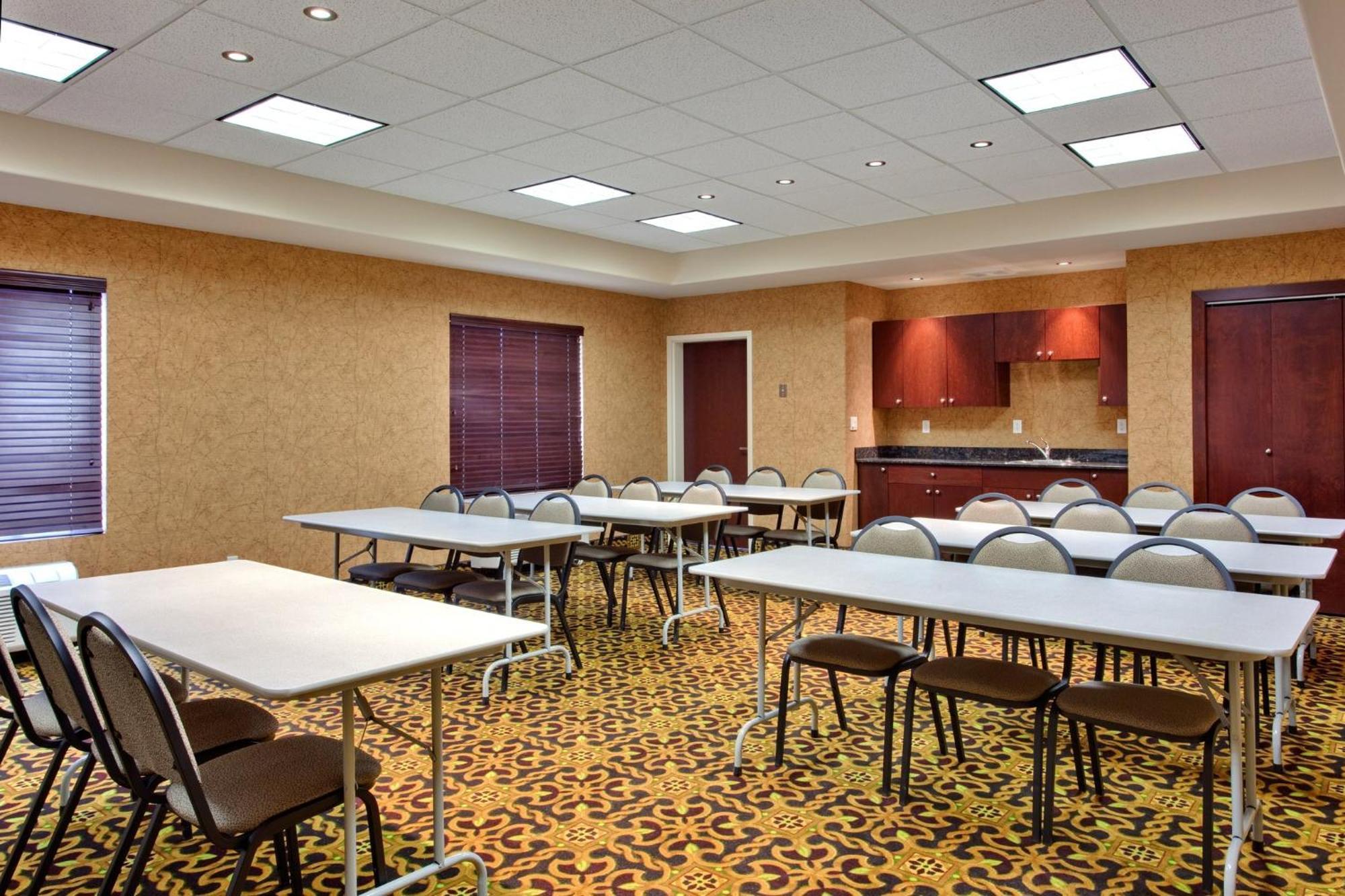 Holiday Inn Express & Suites Whitecourt By Ihg Bagian luar foto