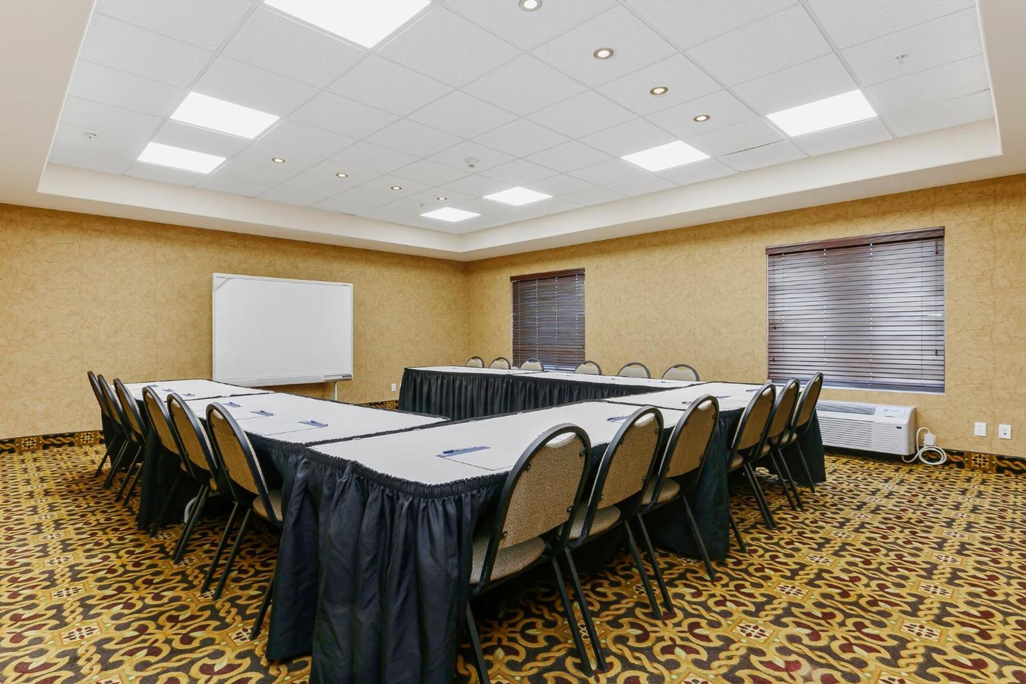 Holiday Inn Express & Suites Whitecourt By Ihg Bagian luar foto