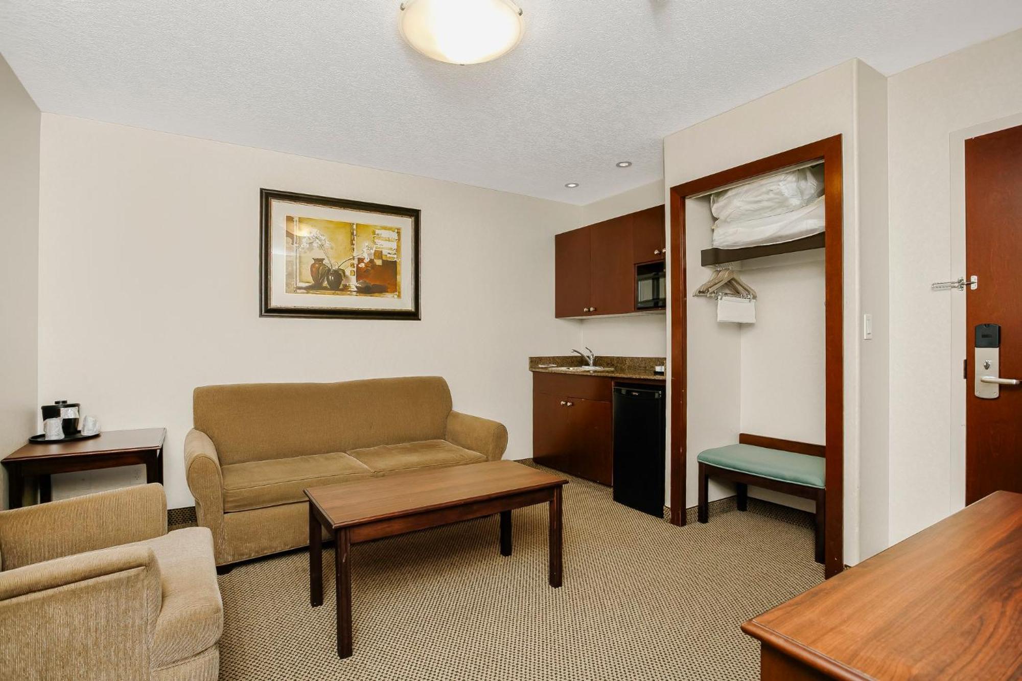 Holiday Inn Express & Suites Whitecourt By Ihg Bagian luar foto